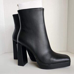 NIB - Steve Madden, Women's slightly flared block heel - Black. Size: 9.